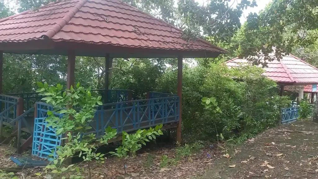 Obyek Wisata Pantai Buntu Matabing Luwu Terbengkalai, Fasilitas Penunjang Rusak